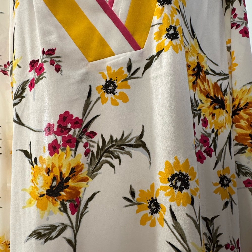 Express Floral V-Neck Women's Top - Picture 7 of 8